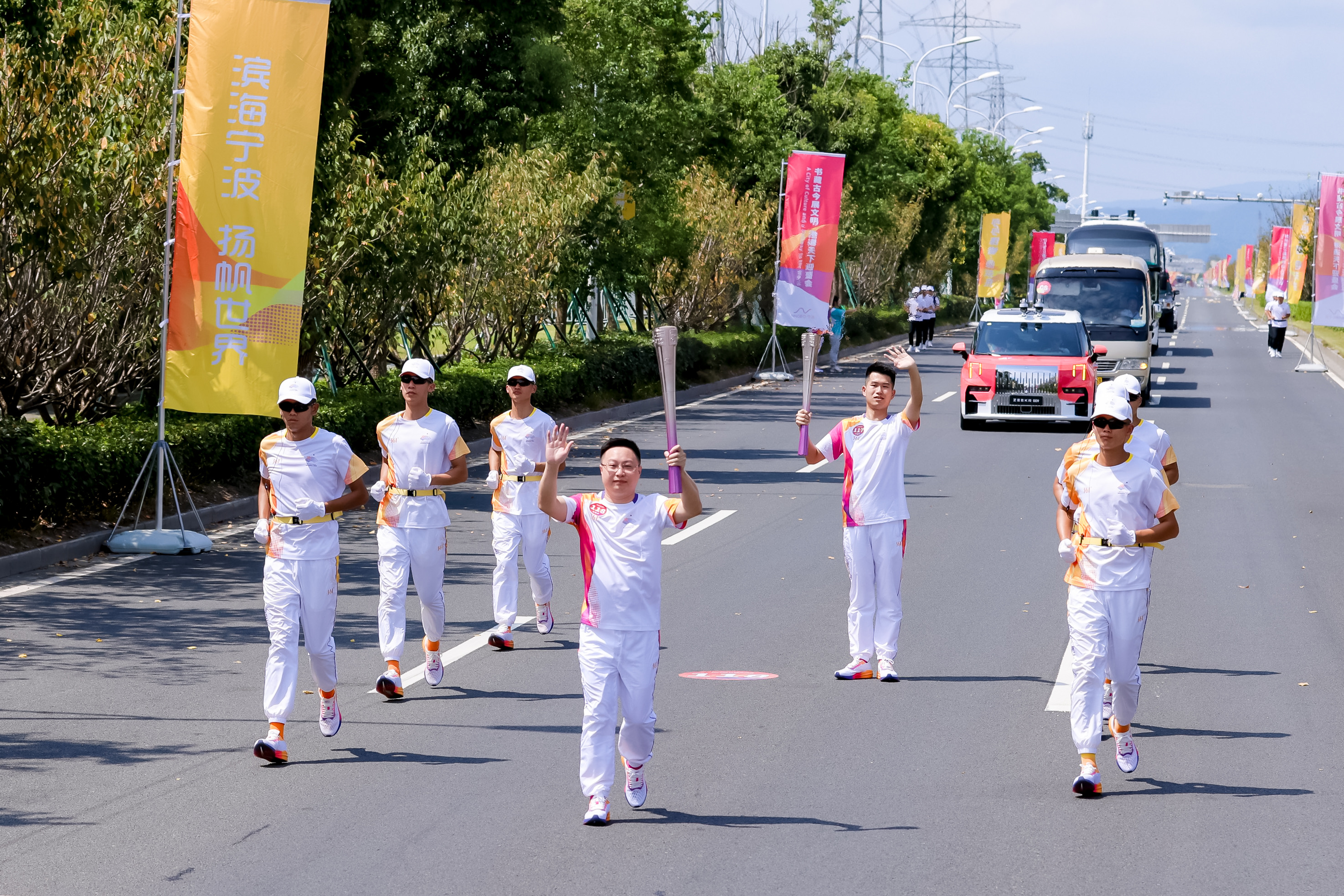 以亚运之窗展国茶之韵丨尊龙凯时(中国)人生就是搏!集团董事长陈星参加杭州亚运会火炬传递活动